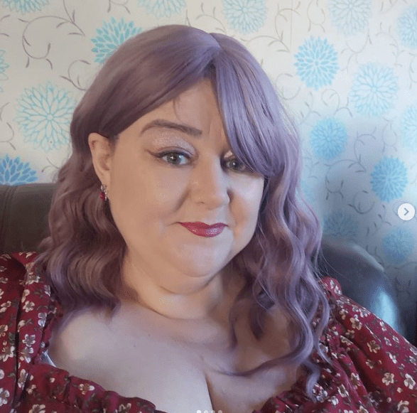 wig, wigs, Shein, Shein Gals, Shein UK, Shein Official, Shein Curve, Shein wigs, Plus Size Blogger, Plus Size Photoshoot, Plus Size Girl, Plus Size Adventures, Blogger, Vintage Style, Vintage Girl, Plus Size Style. Size 26 Style, Grey Hair, pink hair