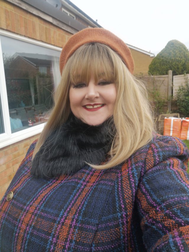 Instagram Challenge, Just eat the doughnut, dress for yourself, Plus size clothing, Plus Size Style, Plus Size Vintage, Plus Size Fashion, Size 26 Style, Prints, Block Colours, Black is the new black, Vintage, Accessories, Bright Lip, Out of your comfort zone, 