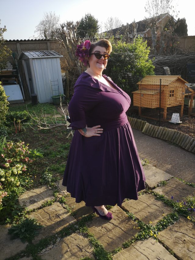 Instagram Challenge, Just eat the doughnut, dress for yourself, Plus size clothing, Plus Size Style, Plus Size Vintage, Plus Size Fashion, Size 26 Style, Prints, Block Colours, Black is the new black, Vintage, Accessories, Bright Lip, Out of your comfort zone,