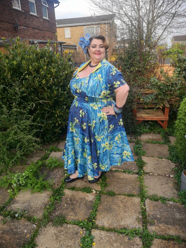 Instagram Challenge, Just eat the doughnut, dress for yourself, Plus size clothing, Plus Size Style, Plus Size Vintage, Plus Size Fashion, Size 26 Style, Prints, Block Colours, Black is the new black, Vintage, Accessories, Bright Lip, Out of your comfort zone,