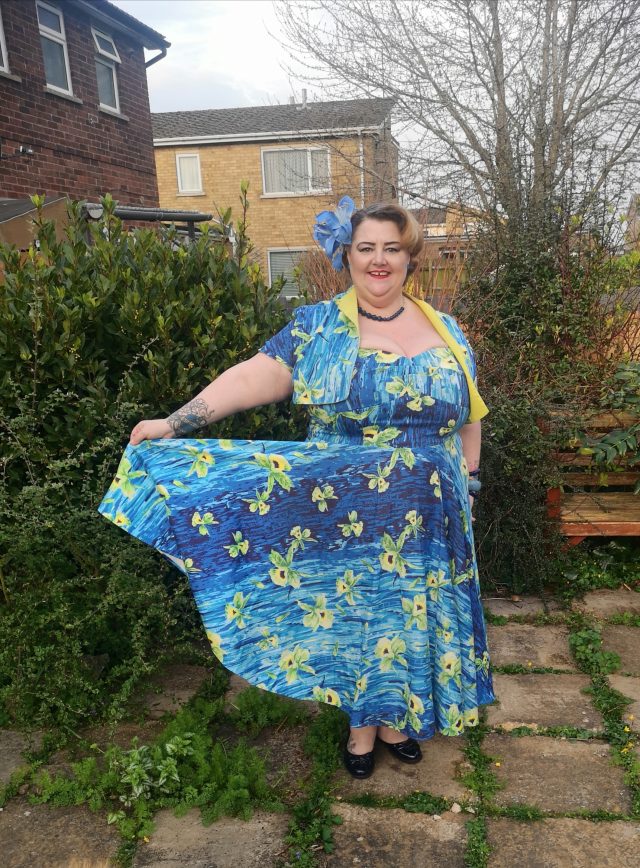 Instagram Challenge, Just eat the doughnut, dress for yourself, Plus size clothing, Plus Size Style, Plus Size Vintage, Plus Size Fashion, Size 26 Style, Prints, Block Colours, Black is the new black, Vintage, Accessories, Bright Lip, Out of your comfort zone,