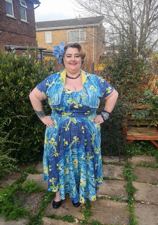 Instagram Challenge, Just eat the doughnut, dress for yourself, Plus size clothing, Plus Size Style, Plus Size Vintage, Plus Size Fashion, Size 26 Style, Prints, Block Colours, Black is the new black, Vintage, Accessories, Bright Lip, Out of your comfort zone,