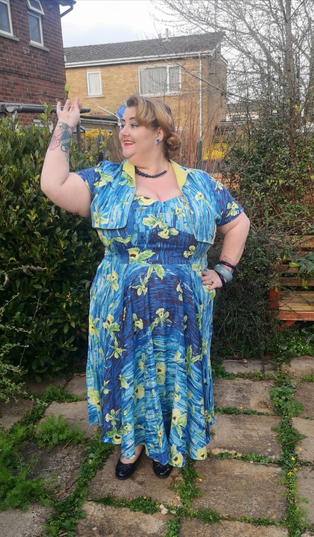 Instagram Challenge, Just eat the doughnut, dress for yourself, Plus size clothing, Plus Size Style, Plus Size Vintage, Plus Size Fashion, Size 26 Style, Prints, Block Colours, Black is the new black, Vintage, Accessories, Bright Lip, Out of your comfort zone,