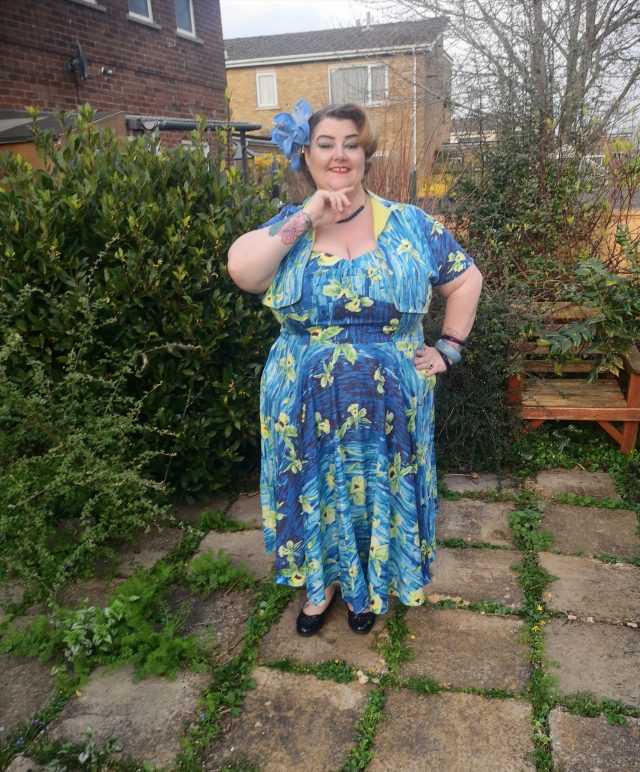 Instagram Challenge, Just eat the doughnut, dress for yourself, Plus size clothing, Plus Size Style, Plus Size Vintage, Plus Size Fashion, Size 26 Style, Prints, Block Colours, Black is the new black, Vintage, Accessories, Bright Lip, Out of your comfort zone,