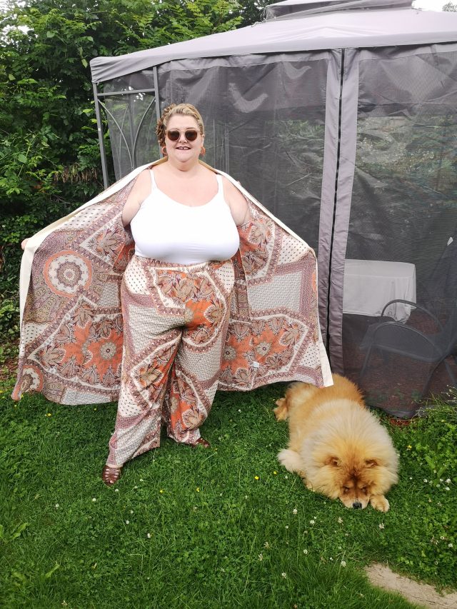 Shein, Shein Clothing, Shein Curve, Shein Gals, Plus Size Clothing, Plus Size Fashion, Plus Size Style, Size 24 Style, Size 26 Style, Plus Size Kimono, 1930s Beach Pyjamas, 1930s Style, Wide Leg Trousers, Vintage Style, Vintage Fashion, Repro Vintage, Reproduction Vintage, Vintage Accessories, Bow and Crossbones 