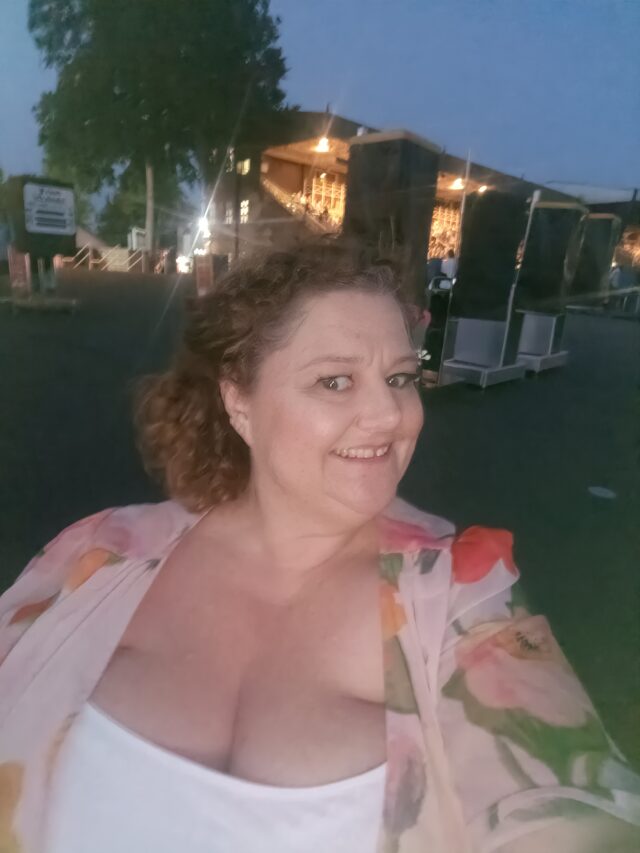 Plus Size Adventures, Plus Size Travel, Wheelchair Adventures, Wheelchair Travel, Newmarket Nights, Newmarket at Night, Night Racing, Hope and Ivy, Plus Size Style, Plus Size Clothing, Plus Size Fashion, Simply Be, Plus Size Fashionista